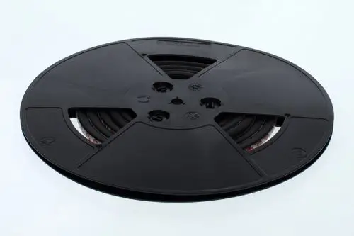 Schwarze Kunststoffspule mit mehreren Schlitzen, die einen Mittelsteg zeigt. Die Spule ist als Aufbewahrungs- oder Transporthilfe erkennbar und könnte für Bosch Produkte verwendet werden.